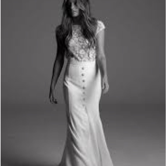 High waisted in crepe floral tulle. Slit front and large buttons on skirt. - Picture 1 of 4